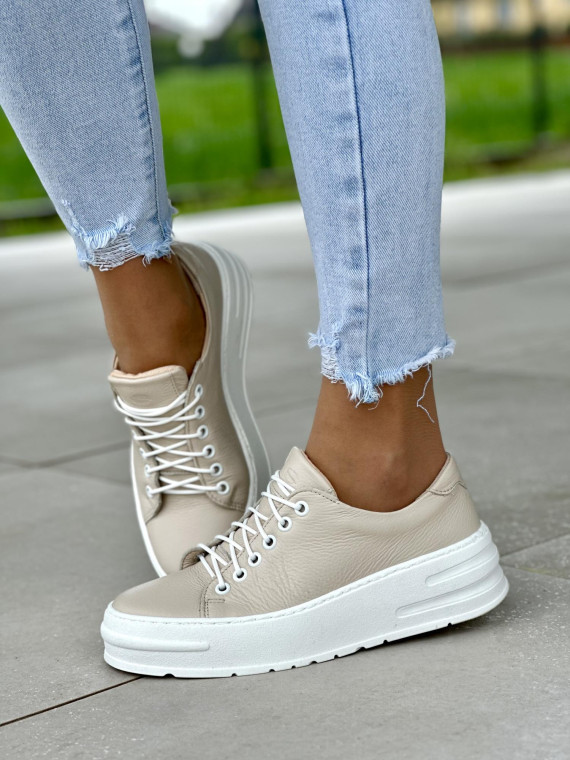 Klasyczne beżowe trampki damskie na białej wyższej podeszwie, skóra naturalna