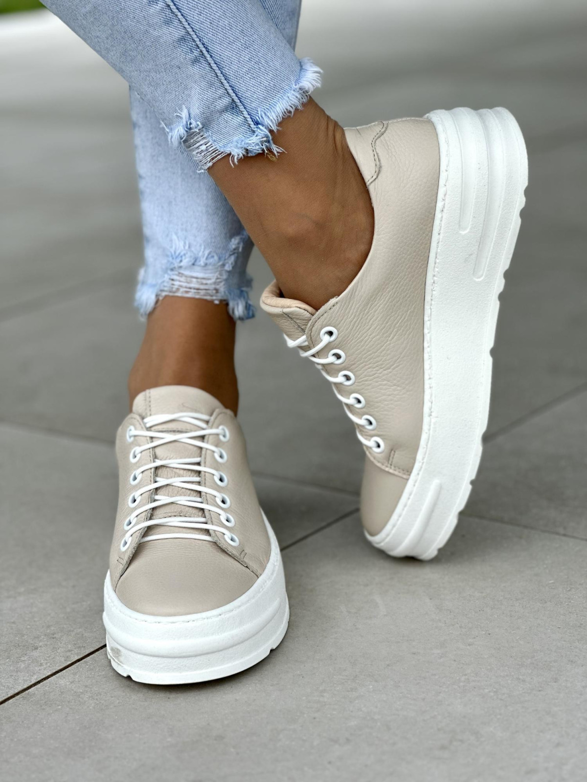 Klasyczne beżowe trampki damskie na białej wyższej podeszwie, skóra naturalna