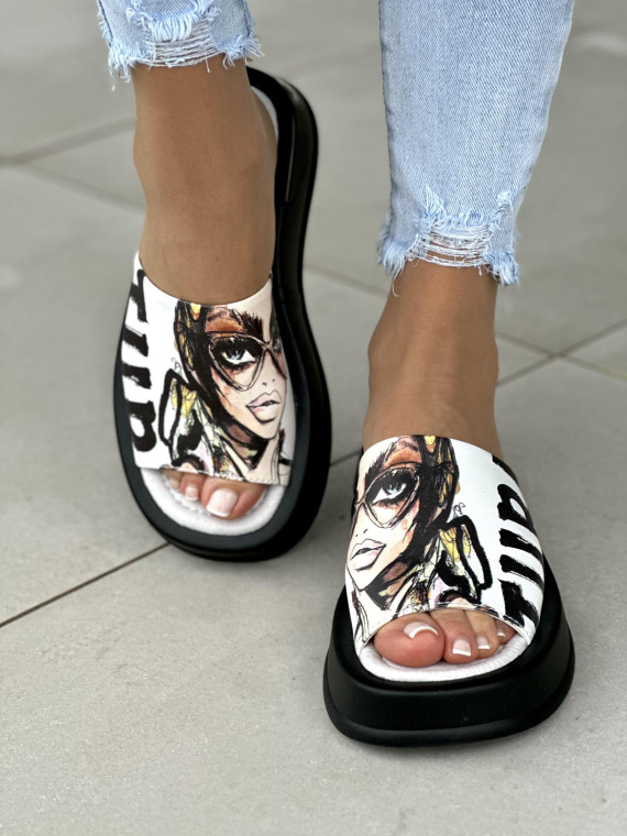 Białe klapki damskie z nadrukiem skóra naturalna