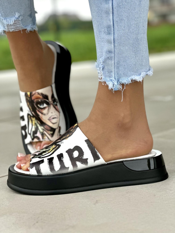 Białe klapki damskie z nadrukiem skóra naturalna