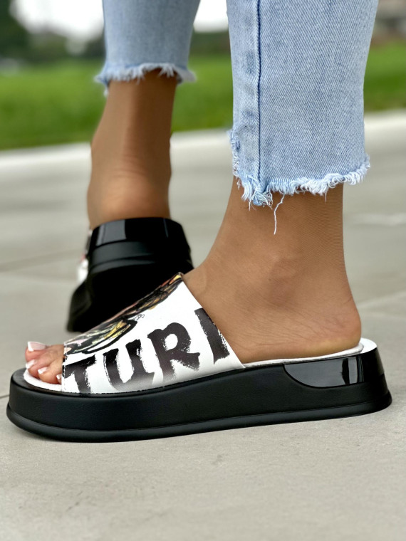 Białe klapki damskie z nadrukiem skóra naturalna