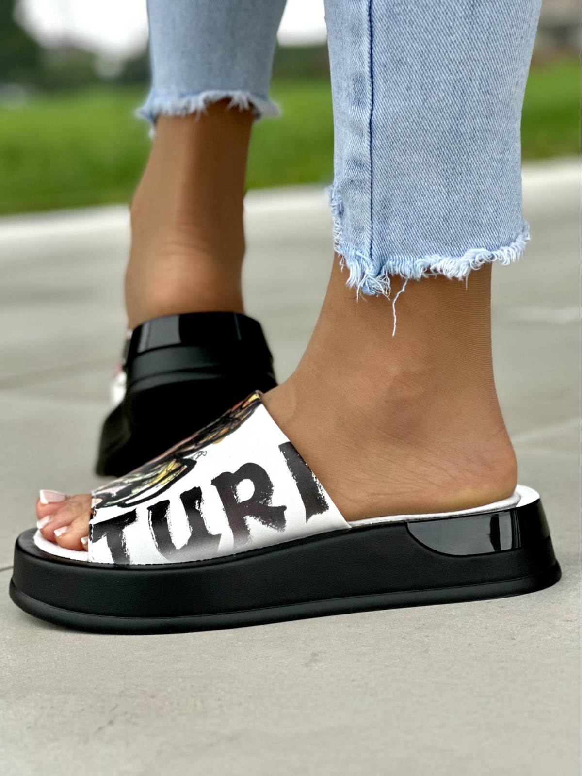 Białe klapki damskie z nadrukiem skóra naturalna