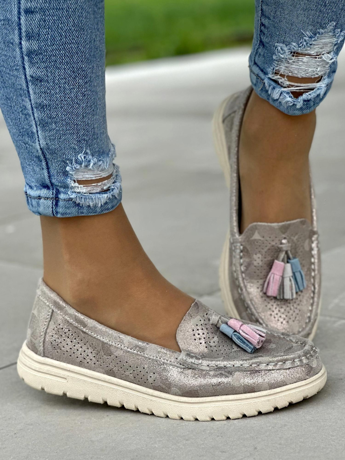 Lekkie i wygodne szaro-złote mokasyny damskie, skóra naturalna