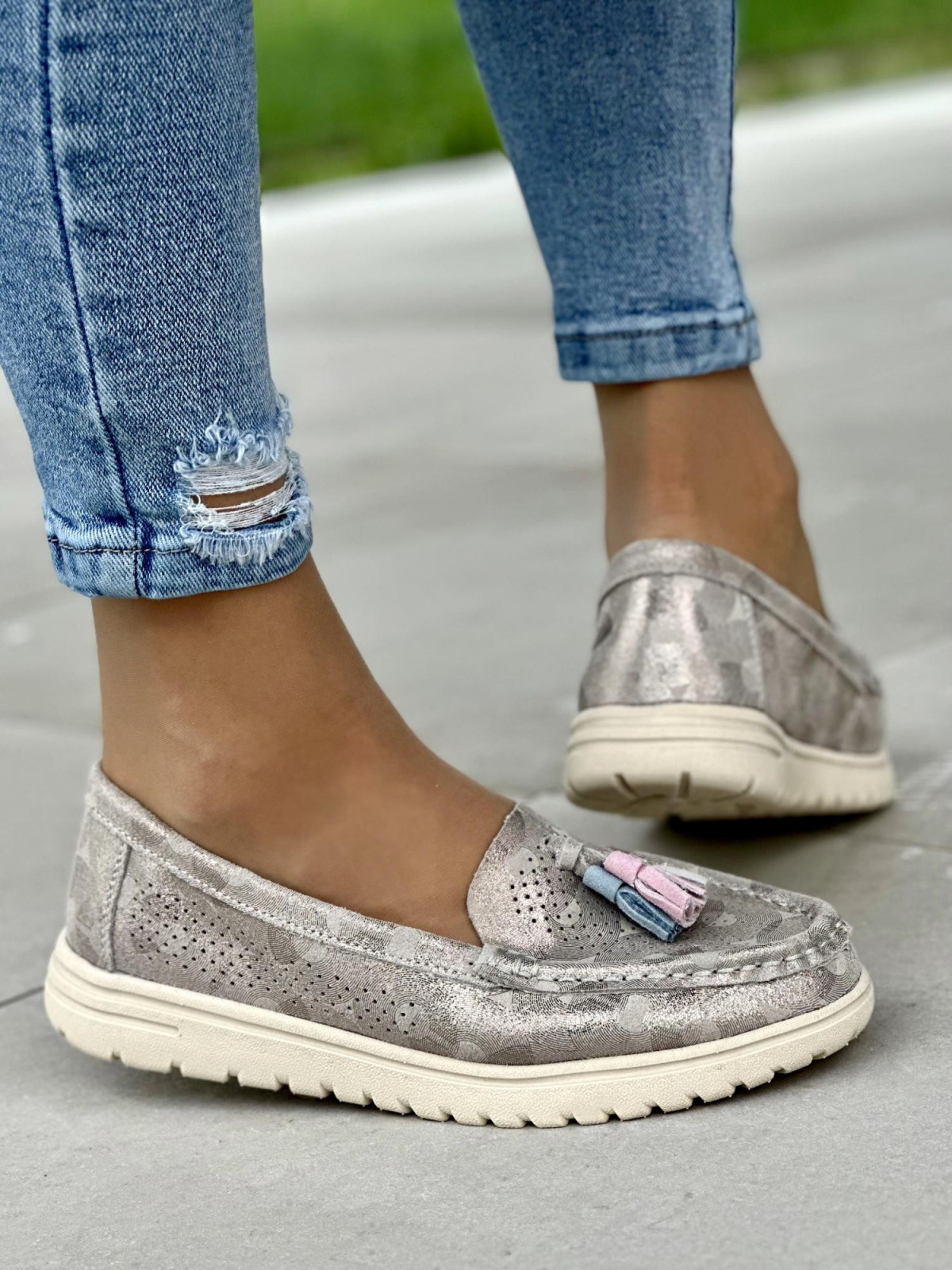 Lekkie i wygodne szaro-złote mokasyny damskie, skóra naturalna