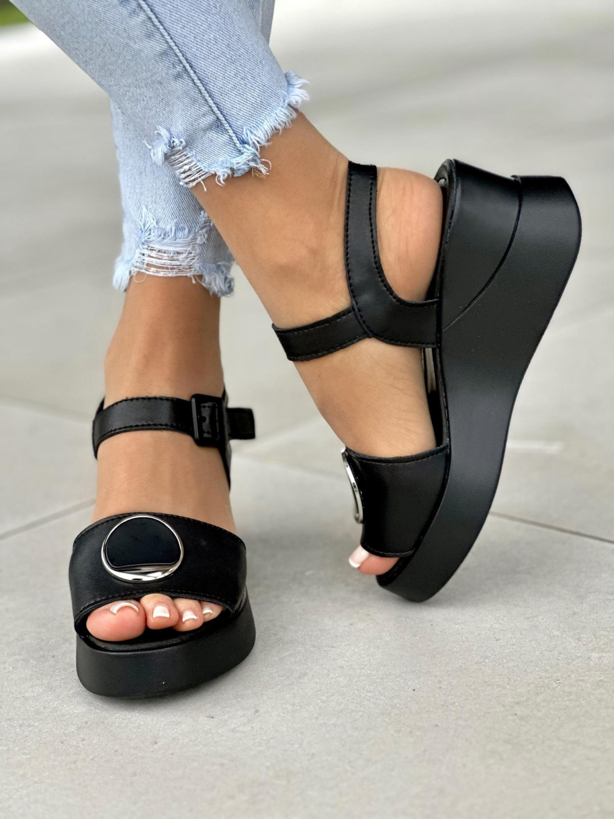 Czarne sandały damskie z ozdobą skóra naturalna