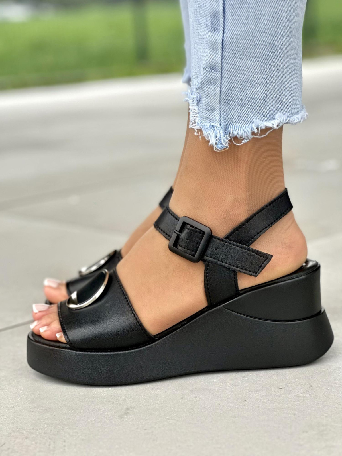 Czarne sandały damskie z ozdobą skóra naturalna