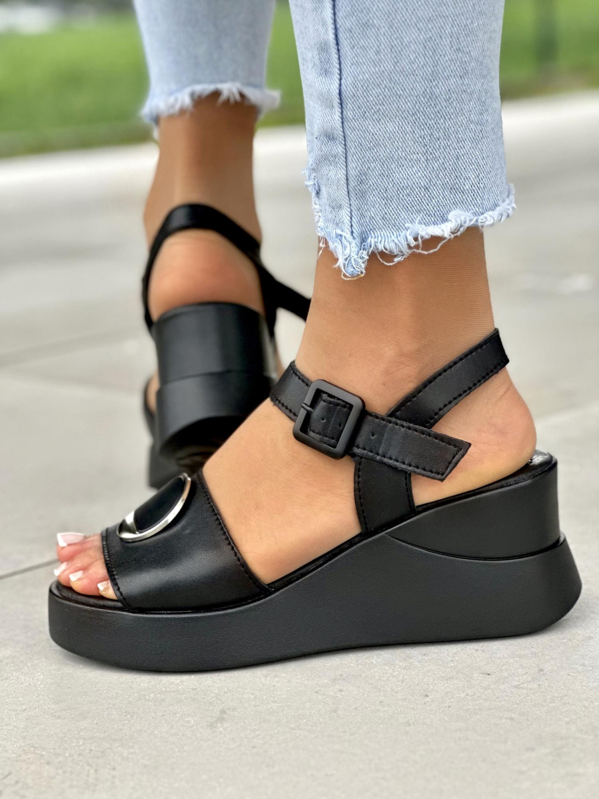 Czarne sandały damskie z ozdobą skóra naturalna