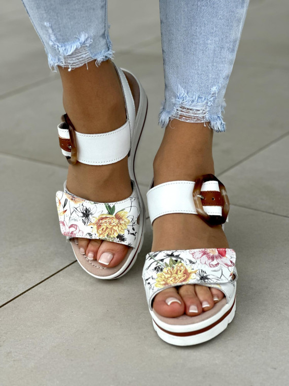 Białe sandały damskie na koturnie z ozdobnym nadrukiem kwiatów, skóra naturalna