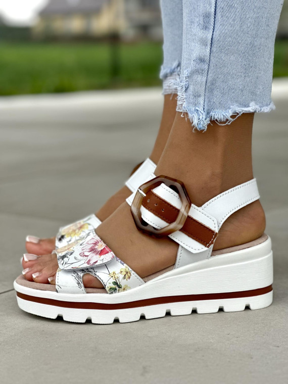 Białe sandały damskie na koturnie z ozdobnym nadrukiem kwiatów, skóra naturalna