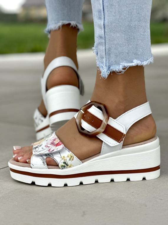 Białe sandały damskie na koturnie z ozdobnym nadrukiem kwiatów, skóra naturalna