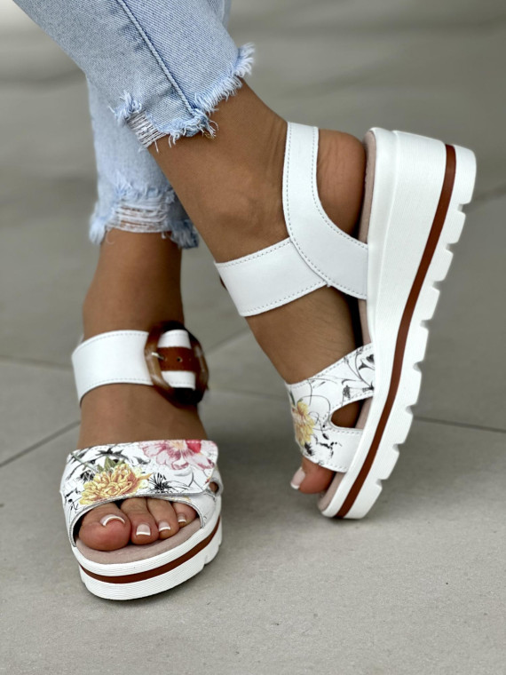 Białe sandały damskie na koturnie z ozdobnym nadrukiem kwiatów, skóra naturalna