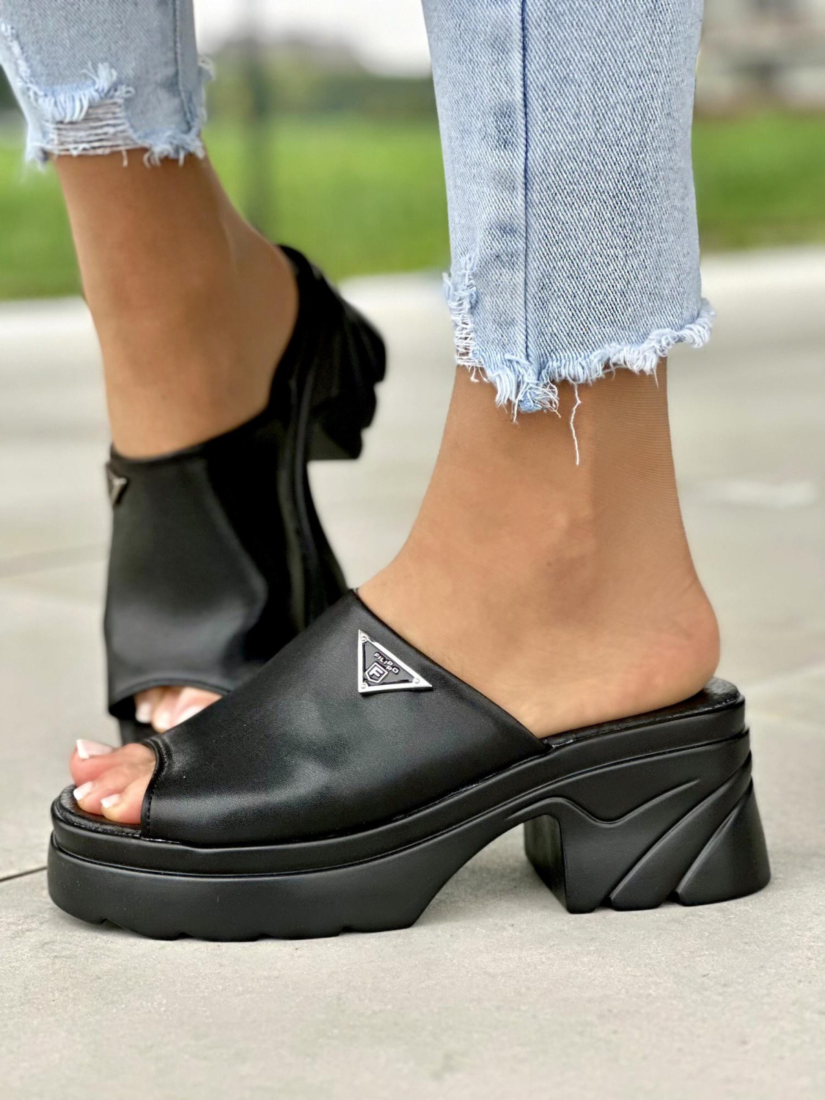 Lekkie wyjątkowe czarne klapki damskie na wyższej podeszwie, skóra naturalna