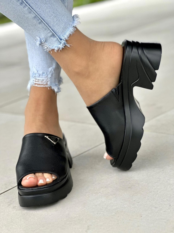 Lekkie wyjątkowe czarne klapki damskie na wyższej podeszwie, skóra naturalna