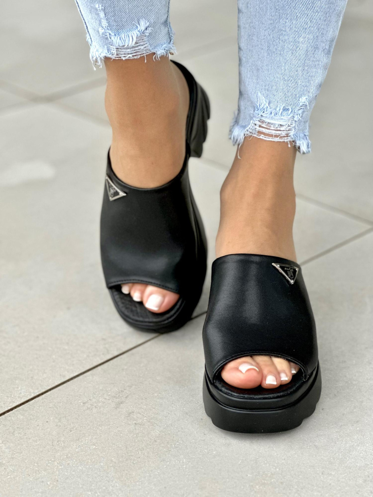 Lekkie wyjątkowe czarne klapki damskie na wyższej podeszwie, skóra naturalna