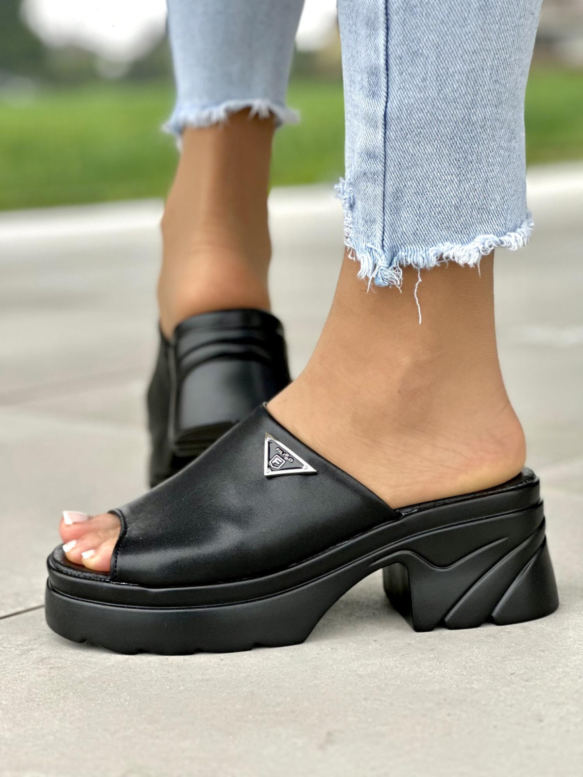 Lekkie wyjątkowe czarne klapki damskie na wyższej podeszwie, skóra naturalna