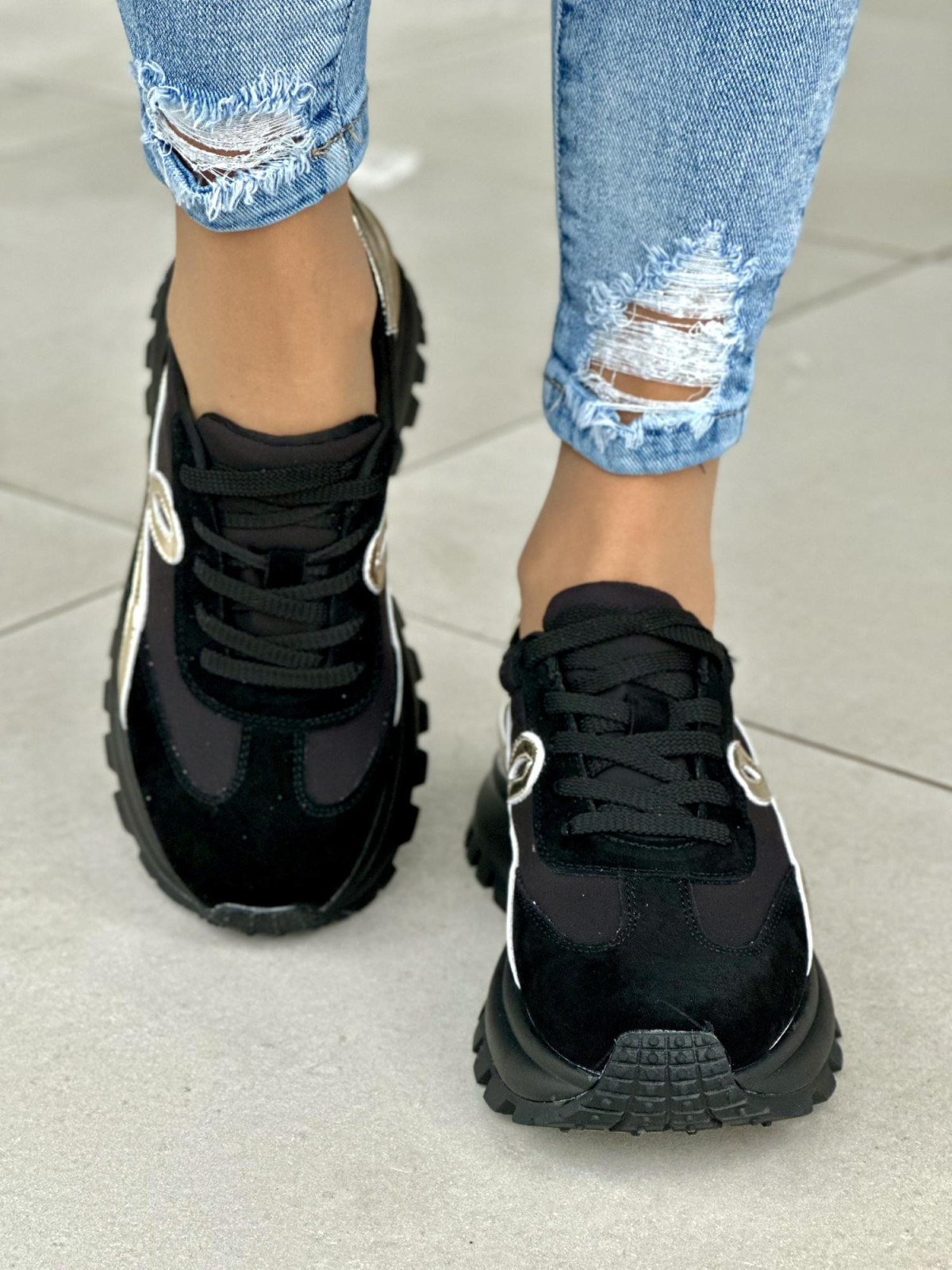 Wyjątkowe lekkie czarno-złote sneakersy damskie, skóra naturalna