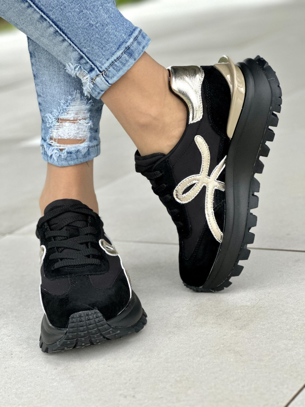 Wyjątkowe lekkie czarno-złote sneakersy damskie, skóra naturalna