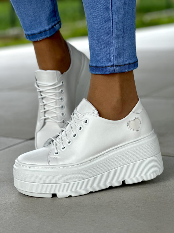 Białe trampki damskie na wysokiej podeszwie z ozdobnym beżowym sercem, skóra naturalna