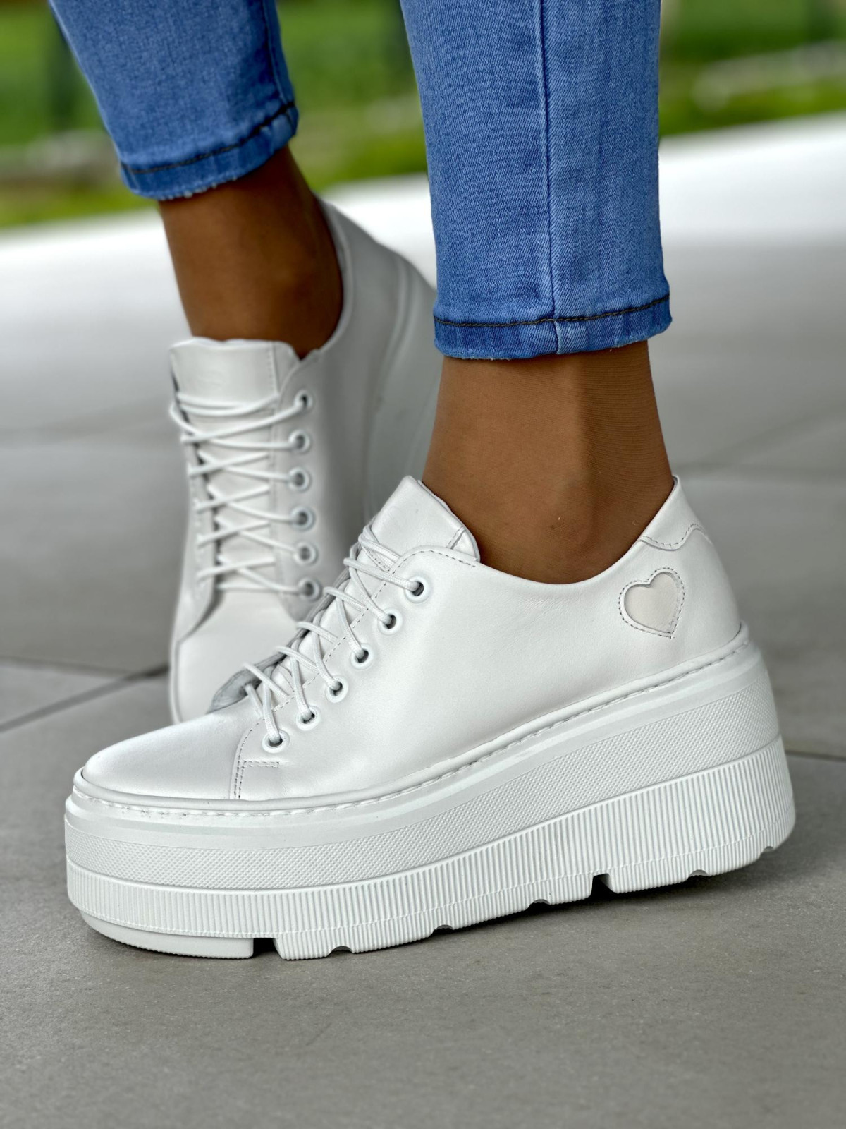 Białe trampki damskie na wysokiej podeszwie z ozdobnym beżowym sercem, skóra naturalna