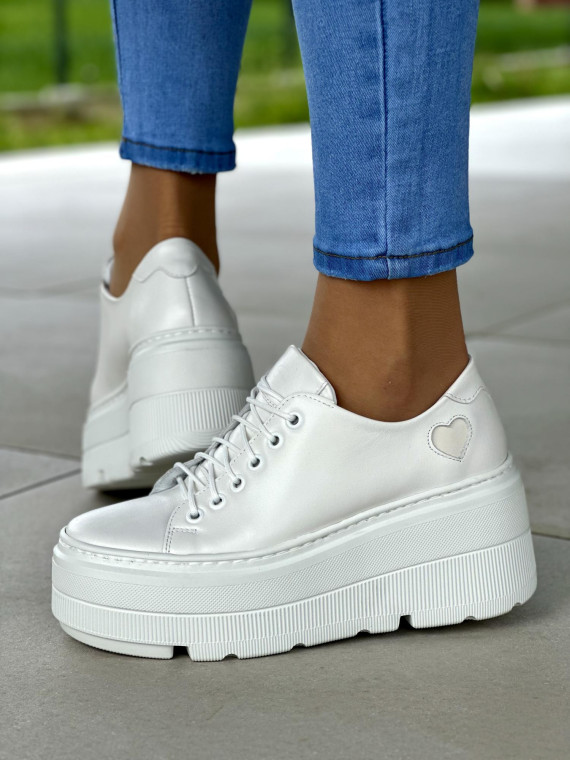 Białe trampki damskie na wysokiej podeszwie z ozdobnym beżowym sercem, skóra naturalna