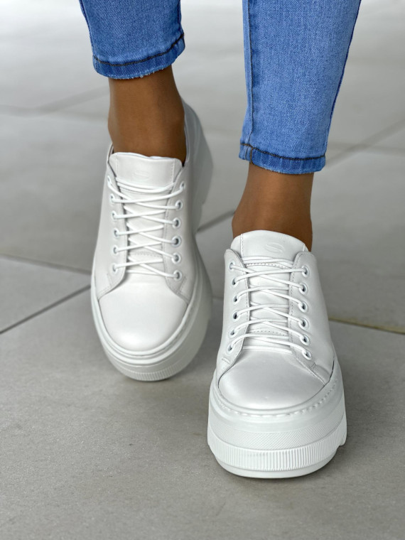 Białe trampki damskie na wysokiej podeszwie z ozdobnym beżowym sercem, skóra naturalna