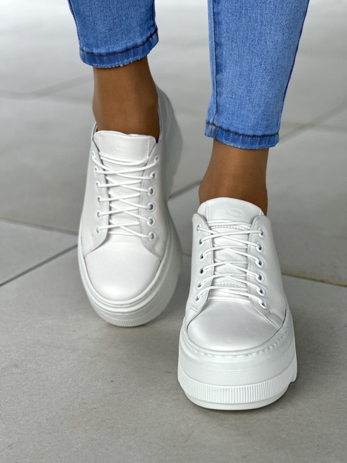 Białe trampki damskie na wysokiej podeszwie z ozdobnym beżowym sercem, skóra naturalna