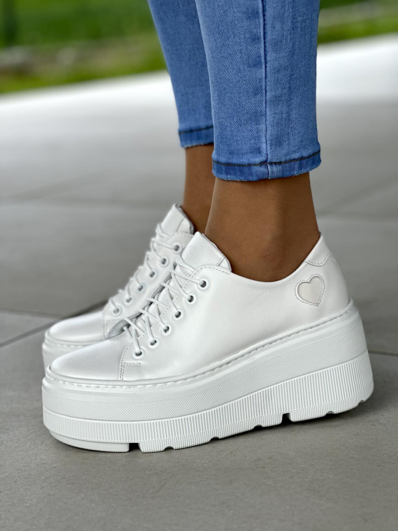 Białe trampki damskie na wysokiej podeszwie z ozdobnym beżowym sercem, skóra naturalna