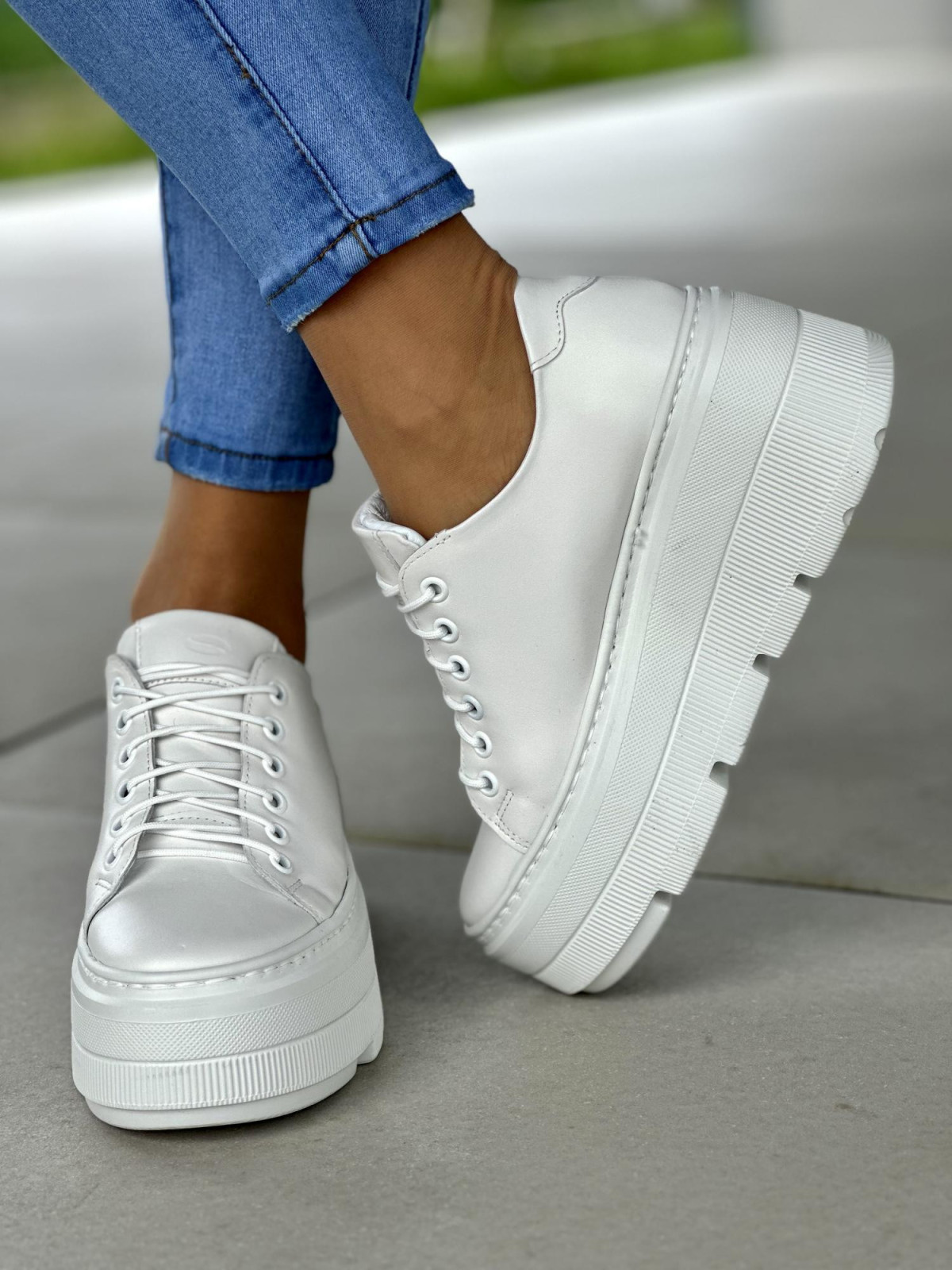 Białe trampki damskie na wysokiej podeszwie z ozdobnym beżowym sercem, skóra naturalna