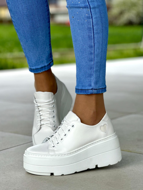 Białe trampki damskie na wysokiej podeszwie z ozdobnym beżowym sercem, skóra naturalna