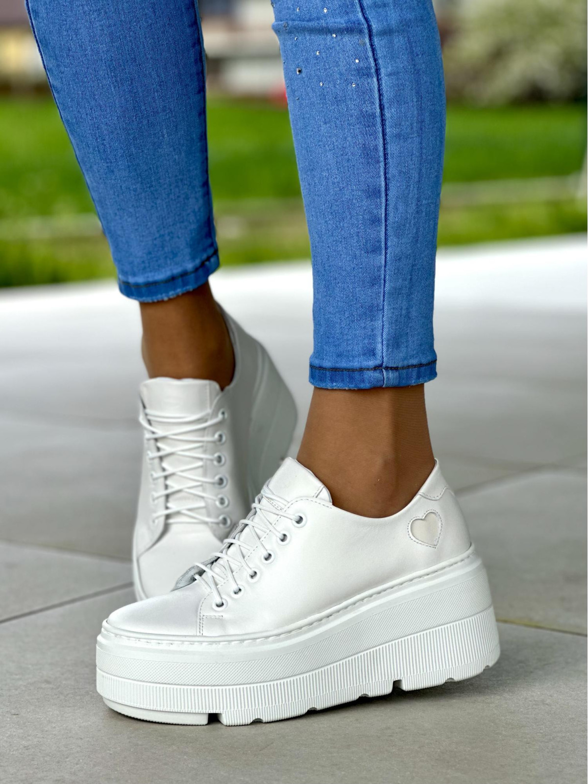 Białe trampki damskie na wysokiej podeszwie z ozdobnym beżowym sercem, skóra naturalna