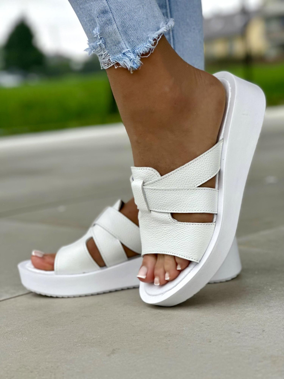 Śliczne wygodne białe klapki damskie, skóra naturalna