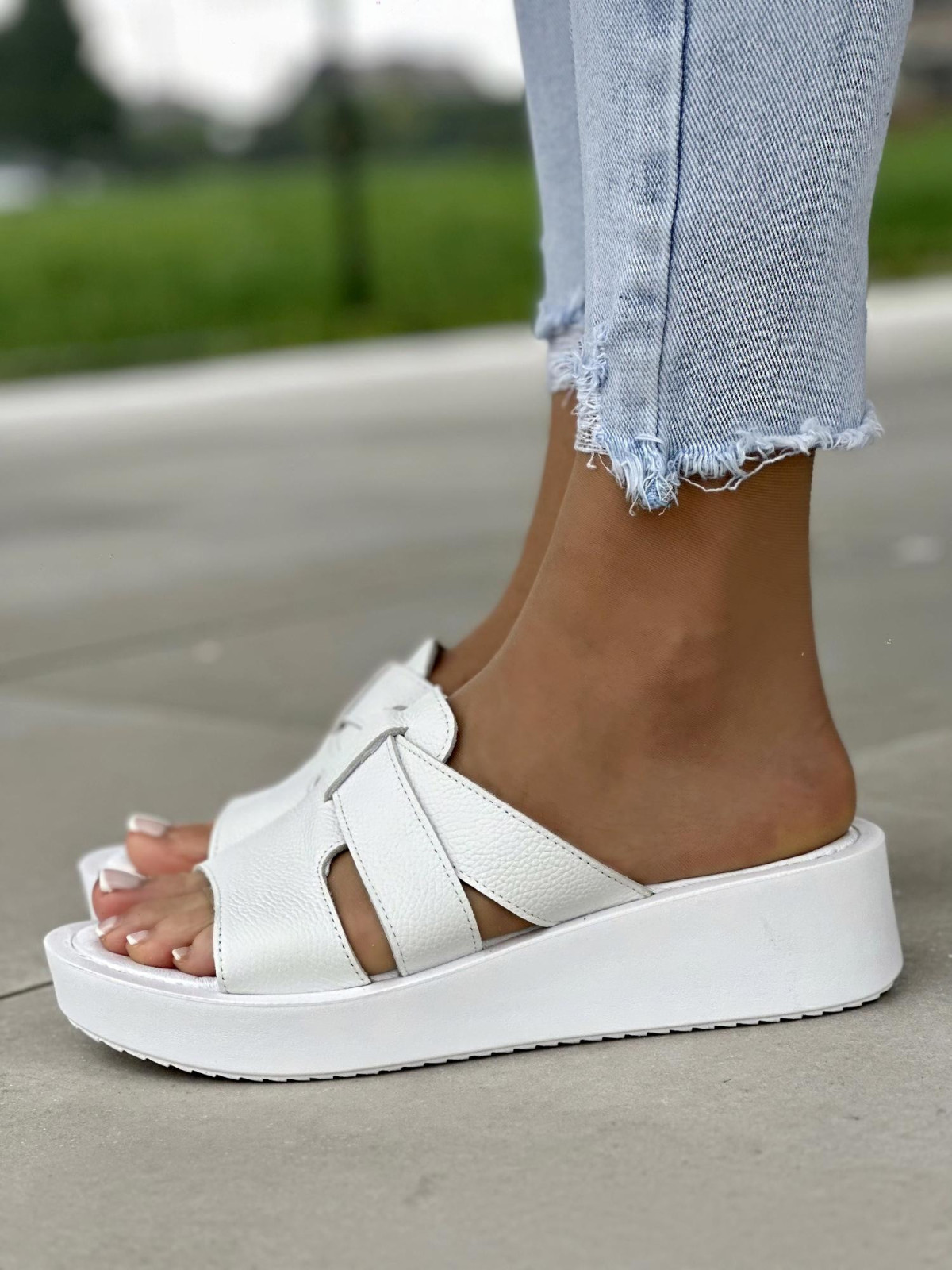 Śliczne wygodne białe klapki damskie, skóra naturalna