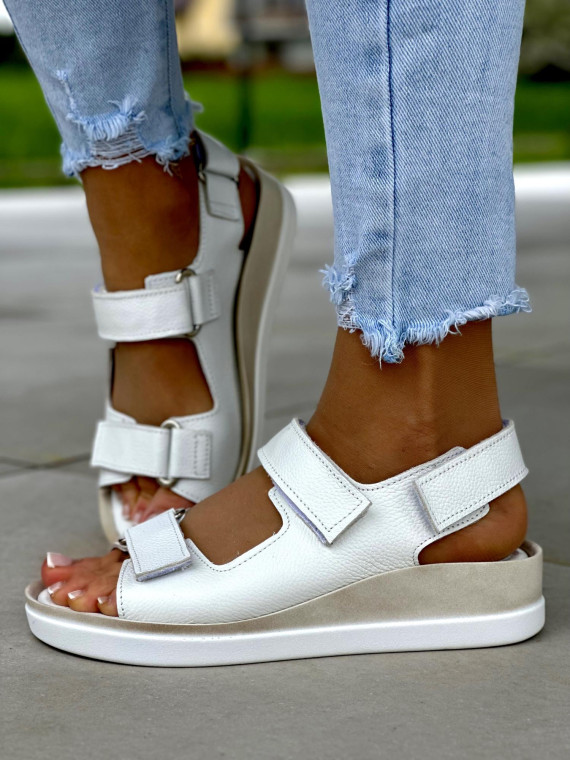 Klasyczne wygodne białe sandały damskie zapinane na rzepy, skóra naturalna