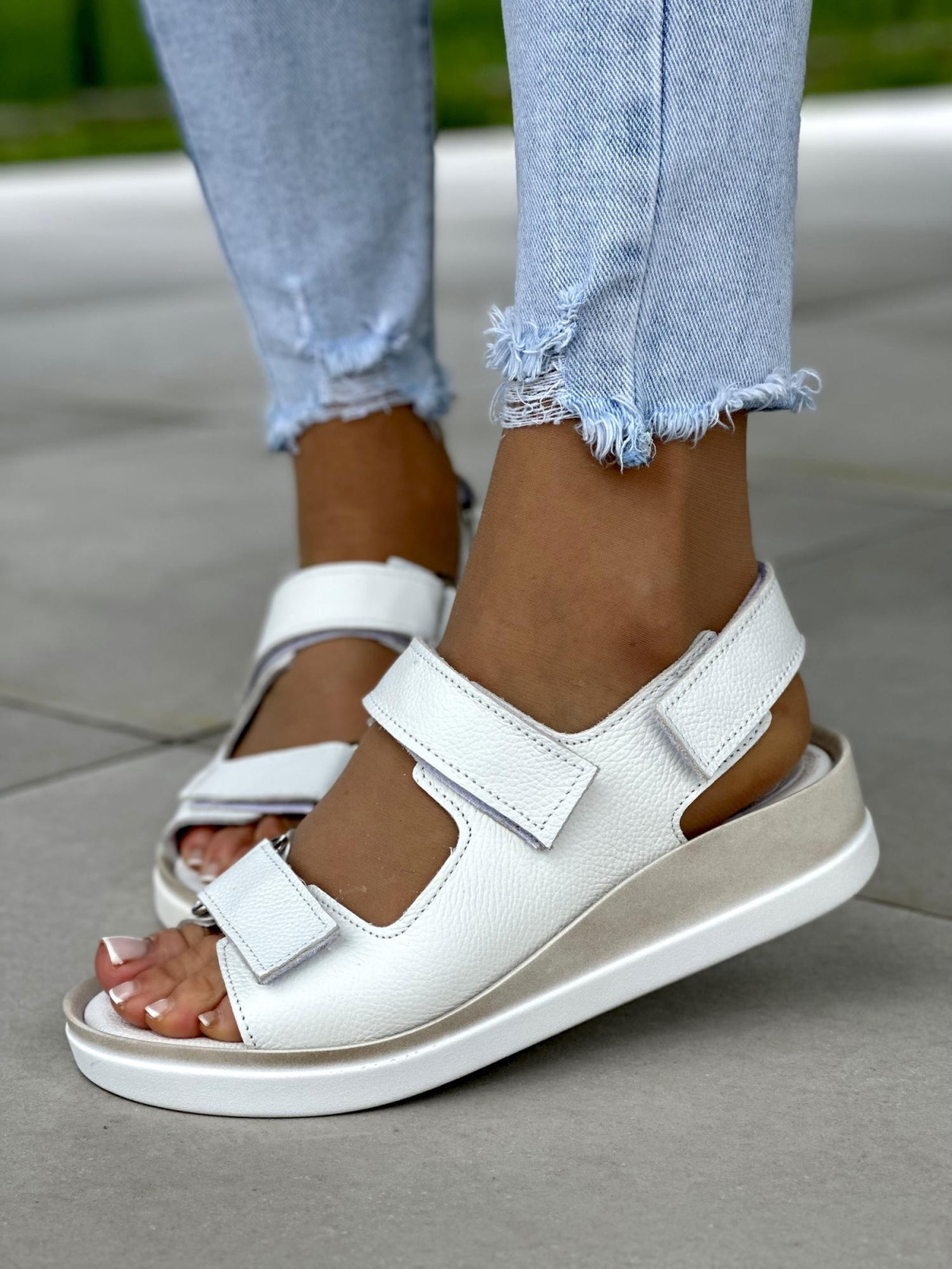 Klasyczne wygodne białe sandały damskie zapinane na rzepy, skóra naturalna