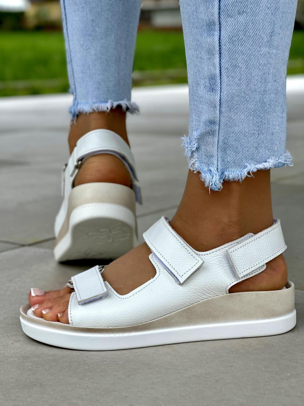 Klasyczne wygodne białe sandały damskie zapinane na rzepy, skóra naturalna