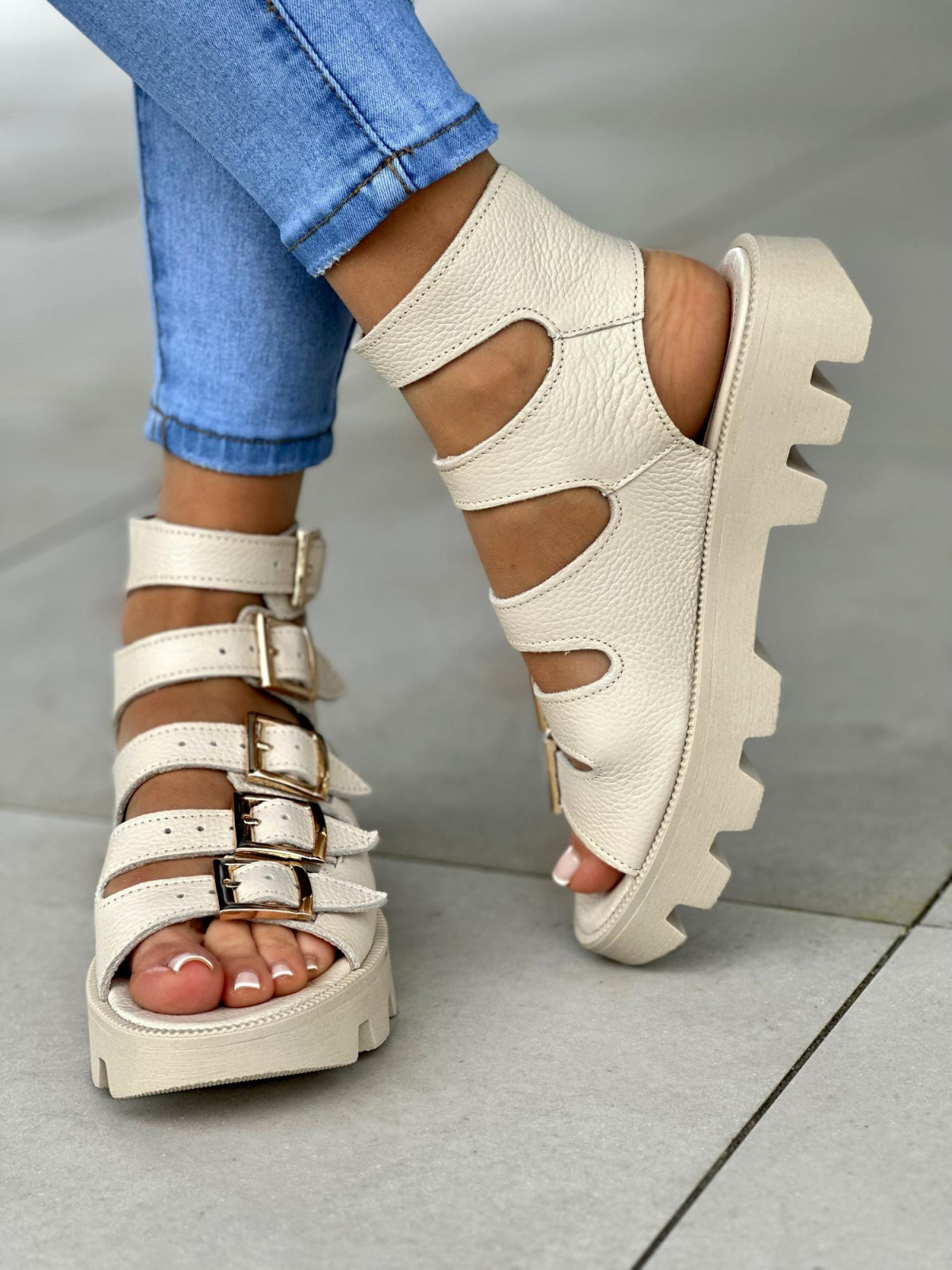 Beżowe sandały damskie z klamerkami, skóra naturalna