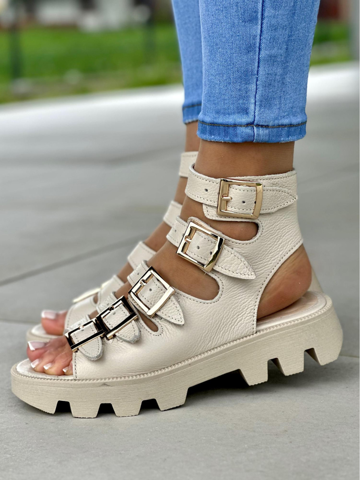 Beżowe sandały damskie z klamerkami, skóra naturalna