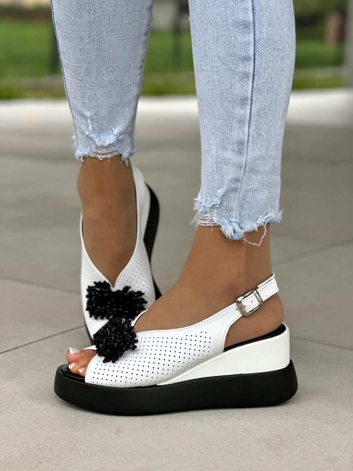 Białe sandały damskie z ozdobą skóra naturalna