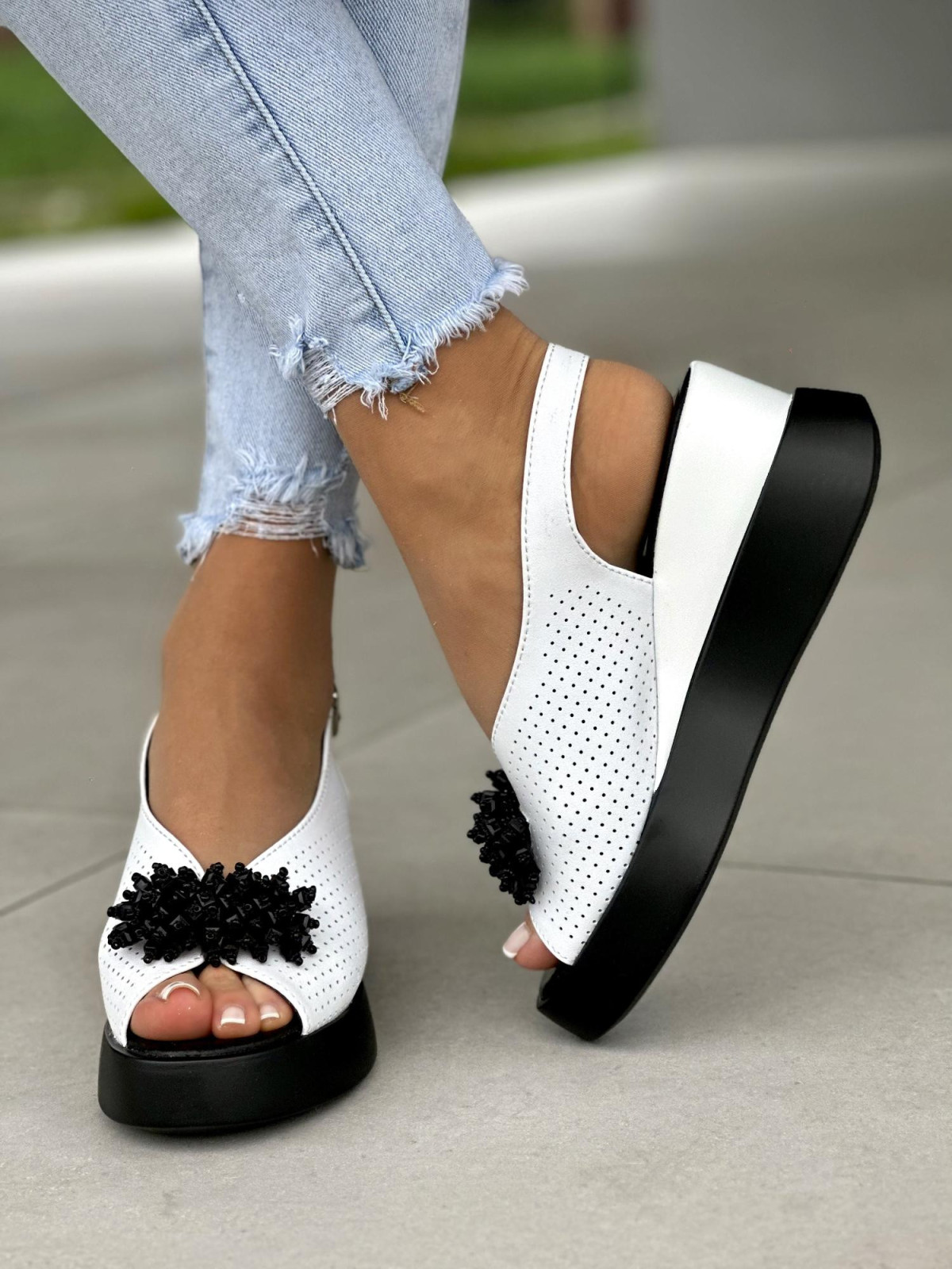 Białe sandały damskie z ozdobą skóra naturalna