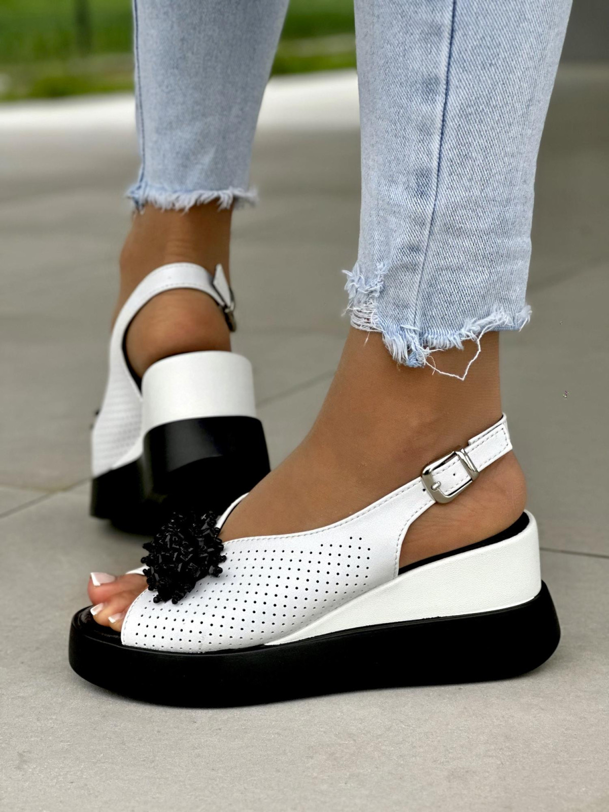 Białe sandały damskie z ozdobą skóra naturalna