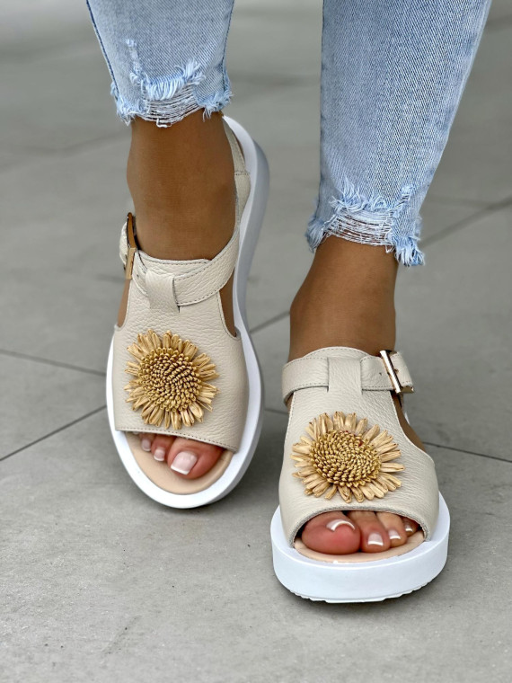 Beżowe trampki damskie z ozdobnym kwiatkiem, skóra naturalna