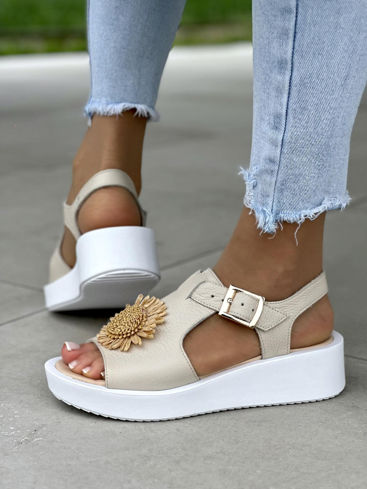 Beżowe trampki damskie z ozdobnym kwiatkiem, skóra naturalna