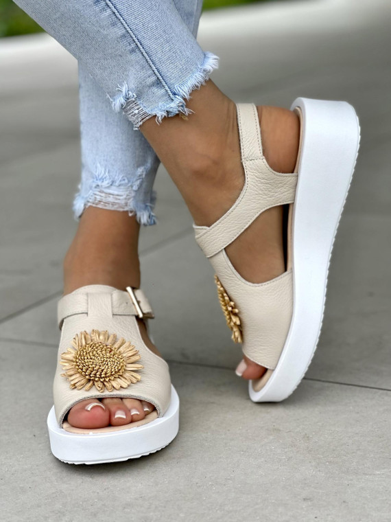 Beżowe trampki damskie z ozdobnym kwiatkiem, skóra naturalna