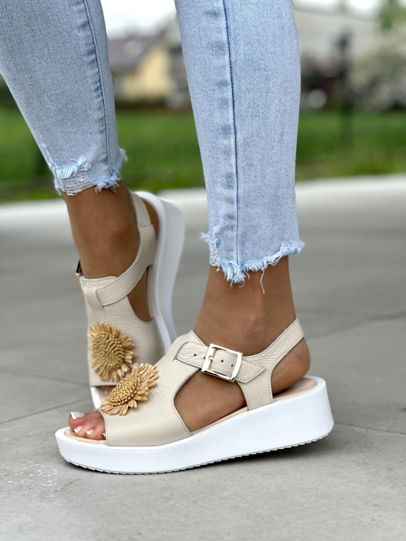 Beżowe trampki damskie z ozdobnym kwiatkiem, skóra naturalna