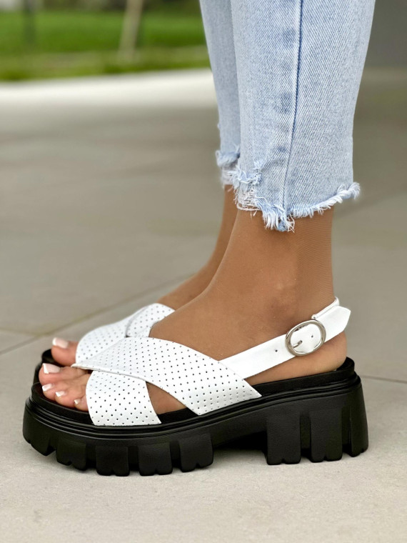 Wyjątkowe białe sandały damskie na czarnej podeszwie, skóra naturalna
