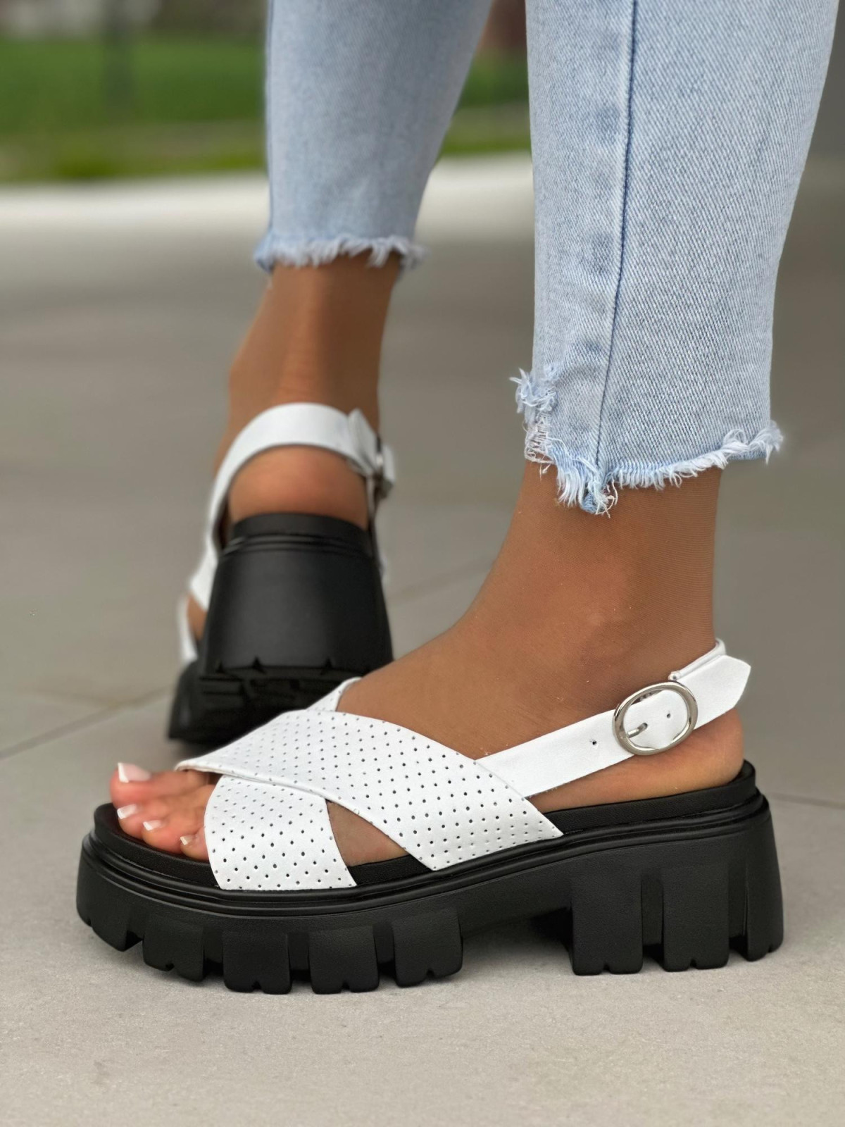 Wyjątkowe białe sandały damskie na czarnej podeszwie, skóra naturalna