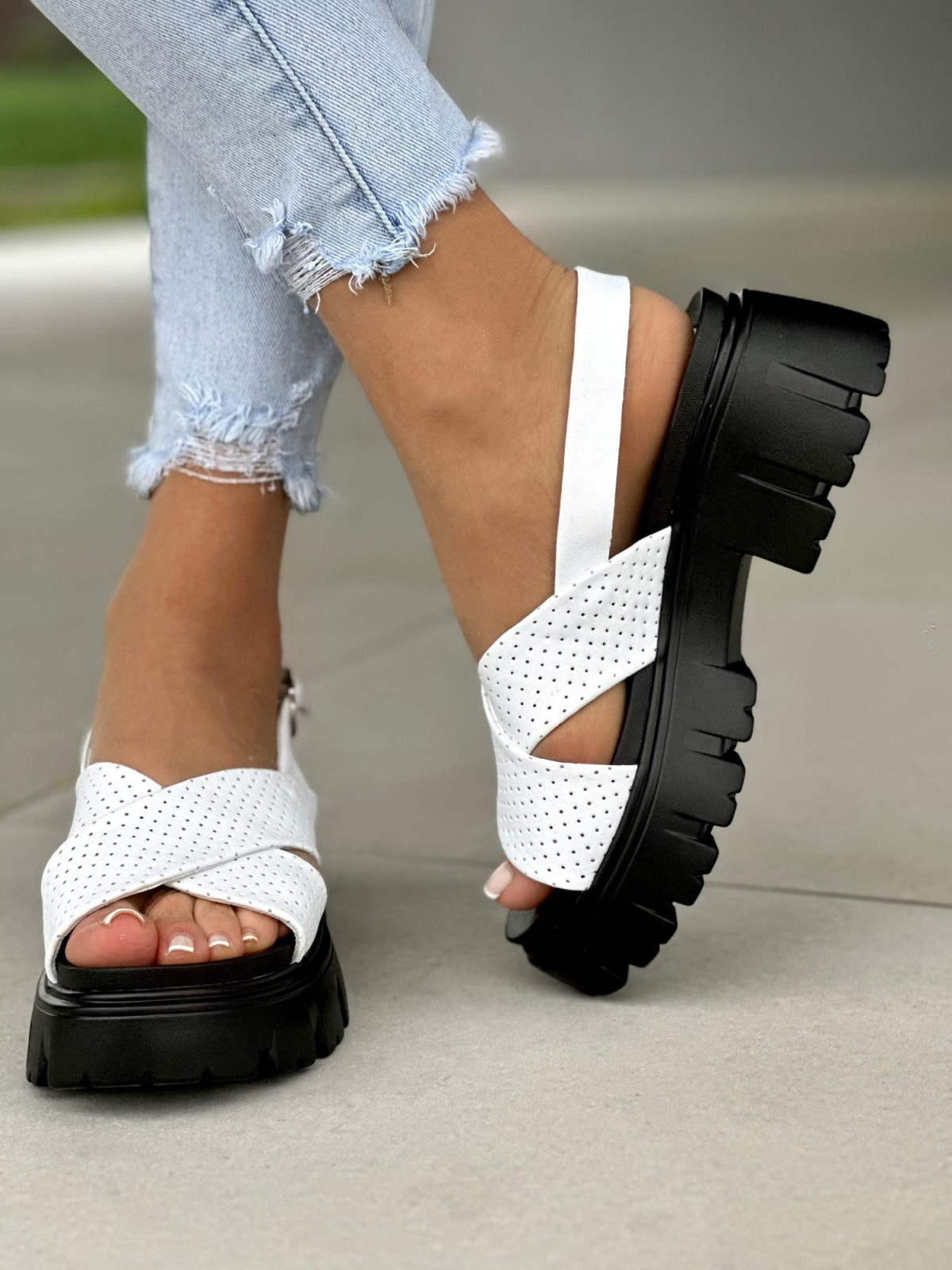 Wyjątkowe białe sandały damskie na czarnej podeszwie, skóra naturalna