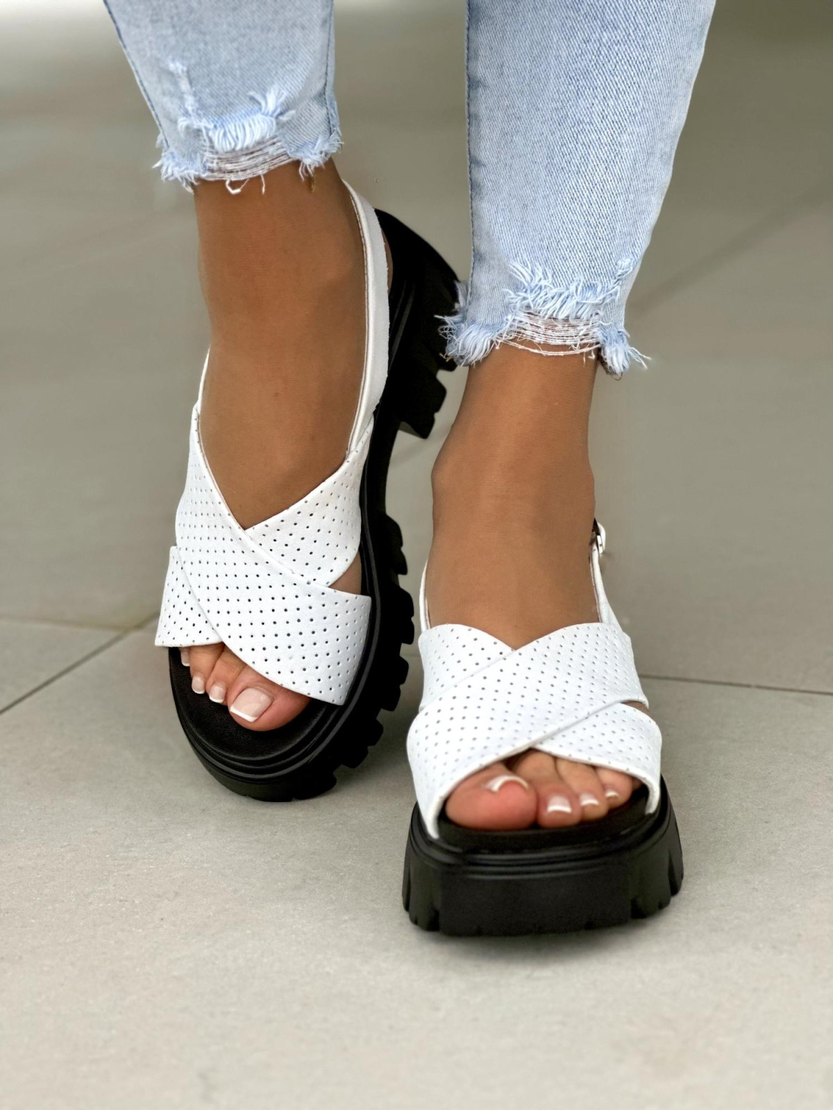 Wyjątkowe białe sandały damskie na czarnej podeszwie, skóra naturalna