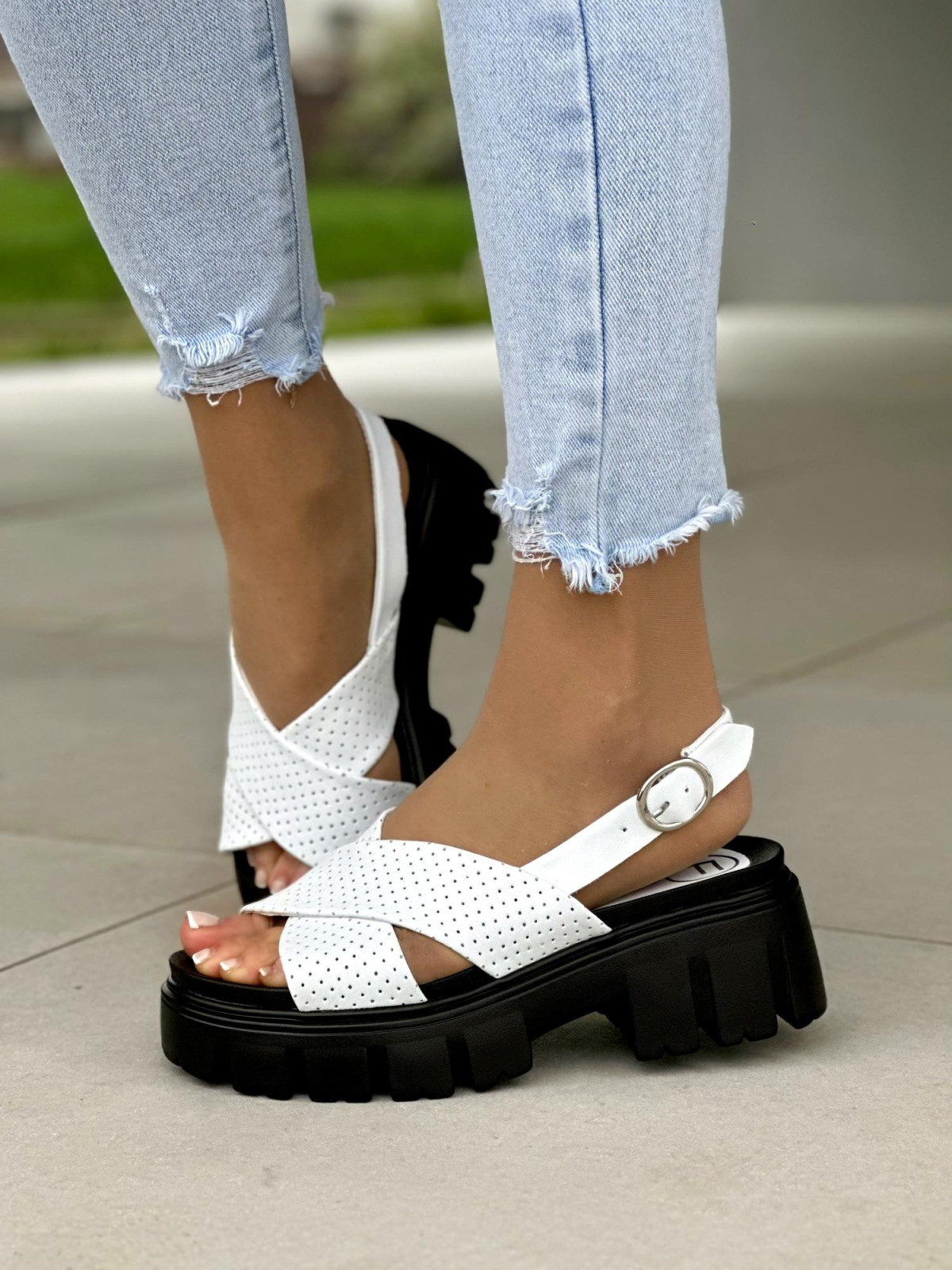 Wyjątkowe białe sandały damskie na czarnej podeszwie, skóra naturalna