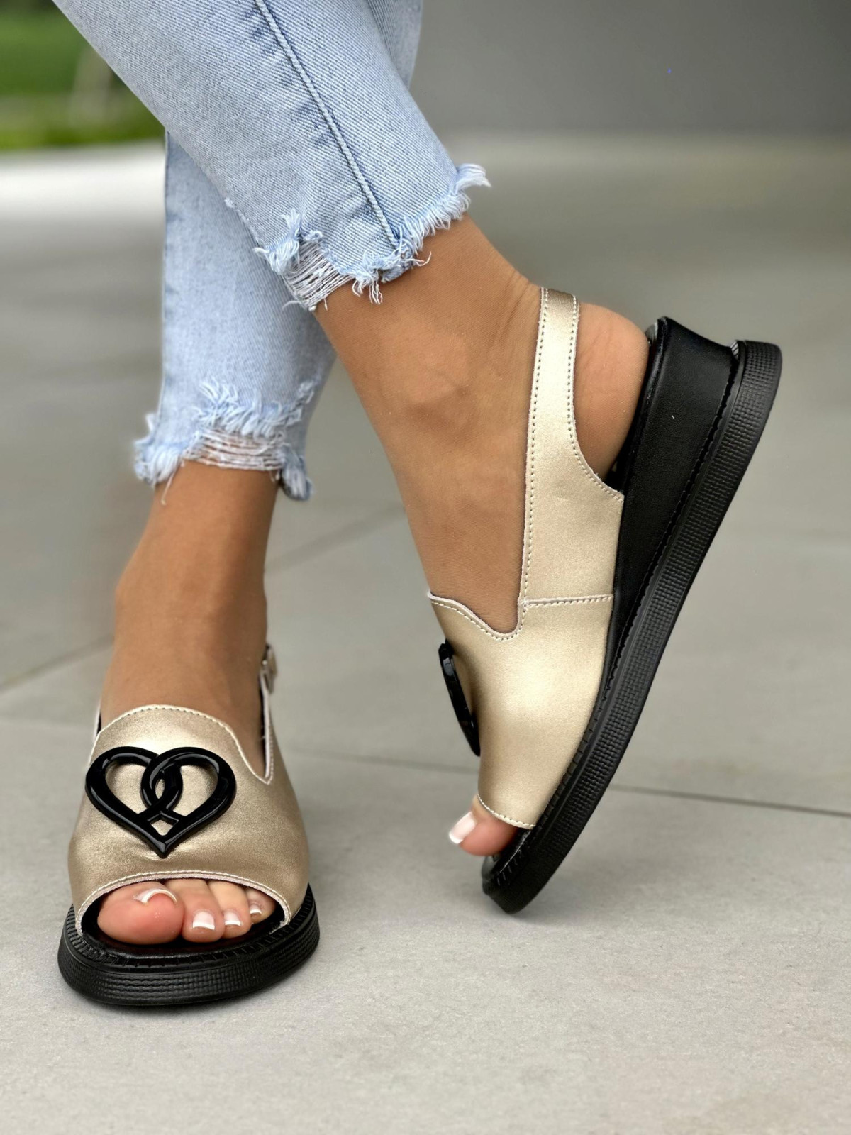 Złote sandały damskie z ozdobnym sercem, skóra naturalna